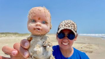 FOTO. Zeci de păpuşi ciudate ajung anual pe o plajă din Texas. Ce soluție au găsit cercetătorii