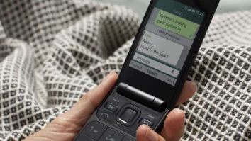 De ce generația Z respinge smartphone-urile în favoarea telefoanelor cu clapetă