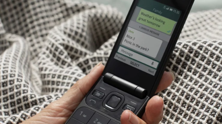 De ce generația Z respinge smartphone-urile în favoarea telefoanelor cu clapetă