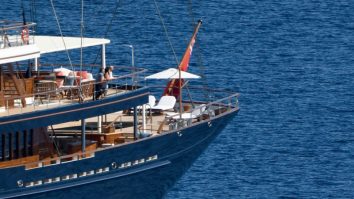 FOTO. Jeff Bezos și iubita lui petrec prima vacanță pe un iaht de jumătate de miliard de dolari