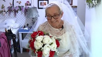 FOTO-VIDEO. O femeie de 77 de ani se căsătorește cu ea însăși: „Este ceva ce mi-am dorit dintotdeauna”