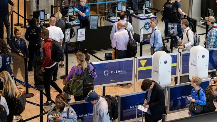 „Punctul de control al viitorului”: Trece SUA la tehnologia de recunoaștere facială în aeroporturi?