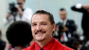 Pedro Pascal dezvăluie că-și lăsa fanii să se pozeze cu degetul în ochii lui: „Am făcut o infecție din cauza asta”