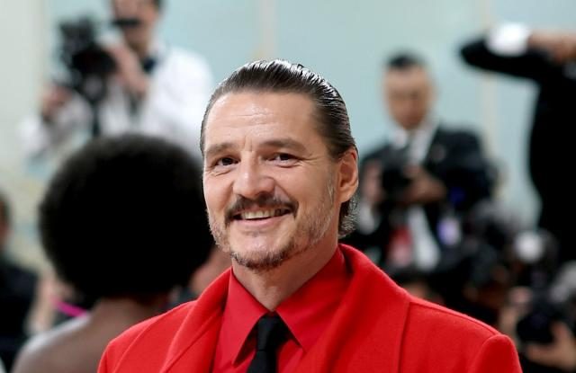 Pedro Pascal dezvăluie că-și lăsa fanii să se pozeze cu degetul în ochii lui: „Am făcut o infecție din cauza asta”