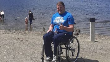 Un bărbat în scaun cu rotile, „umilit” după ce a fost lăsat să se târască din avionul Ryanair: „Oricine își dorește să fie tratat în mod egal”