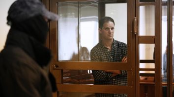 Rusia prelungește cu trei luni arestul jurnalistului american, Evan Gershkovich, acuzat de spionaj