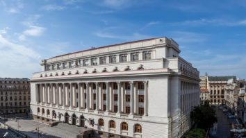 Bloomberg: Leul românesc este la un minim record. Banca centrală indică un risc de împrumut valutar