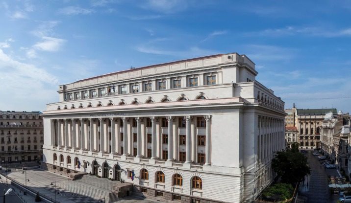 Bloomberg: Leul românesc este la un minim record. Banca centrală indică un risc de împrumut valutar