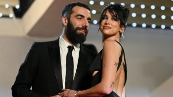 Dua Lipa și regizorul Romain Gavras își fac debutul pe covorul roșu. Cum au arătat cei doi la Festivalul de Film de la Cannes