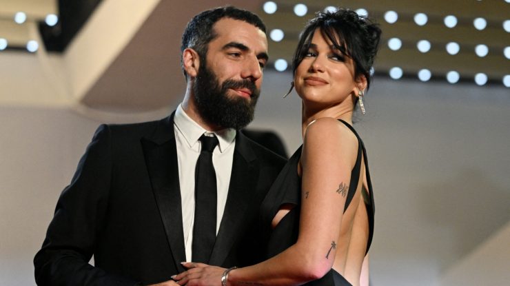 Dua Lipa și regizorul Romain Gavras își fac debutul pe covorul roșu. Cum au arătat cei doi la Festivalul de Film de la Cannes