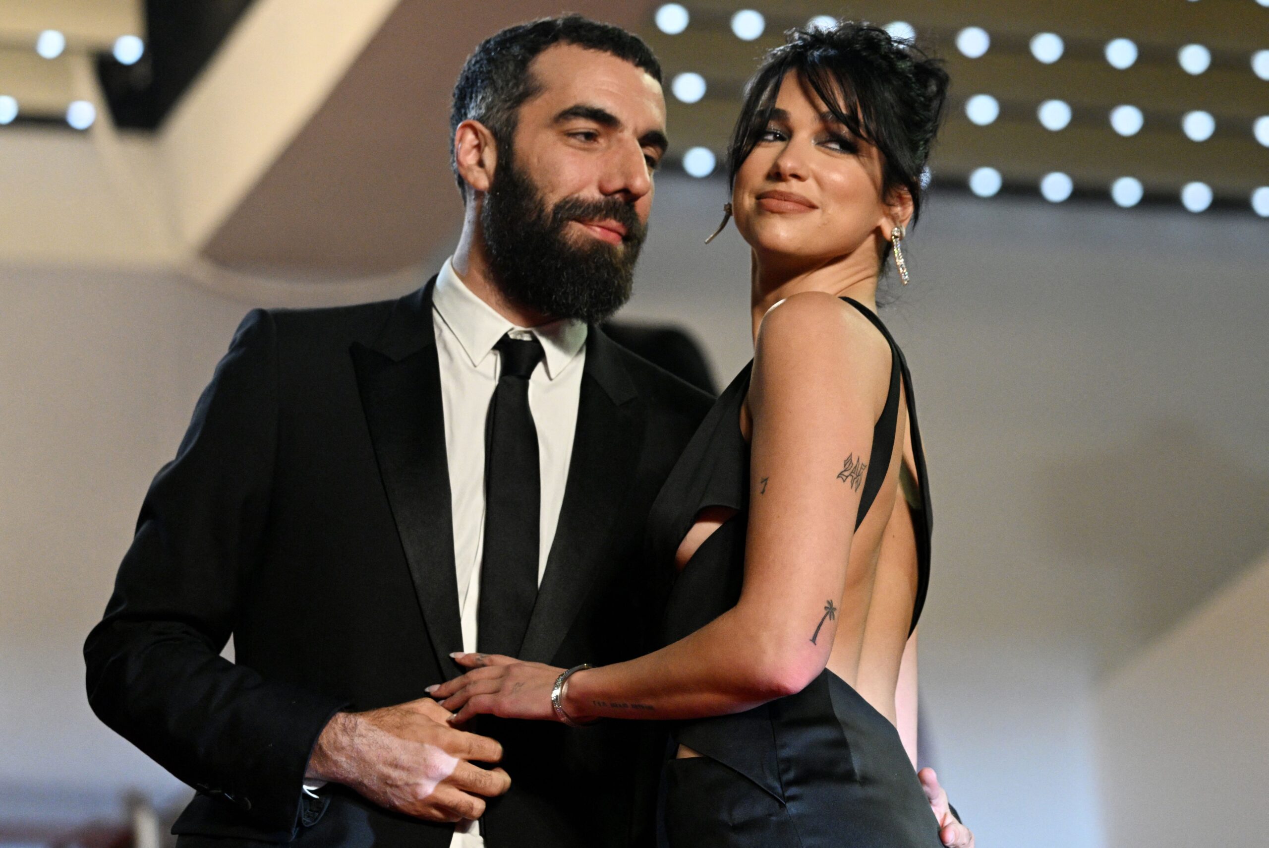Dua Lipa și regizorul Romain Gavras își fac debutul pe covorul roșu. Cum au arătat cei doi la Festivalul de Film de la Cannes