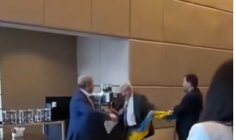 FOTO|VIDEO. „Ia-ţi labele de pe Ucraina, gunoi rus!” Momentul în care un delegat ucrainean îi trage un pumn în faţă unui delegat rus