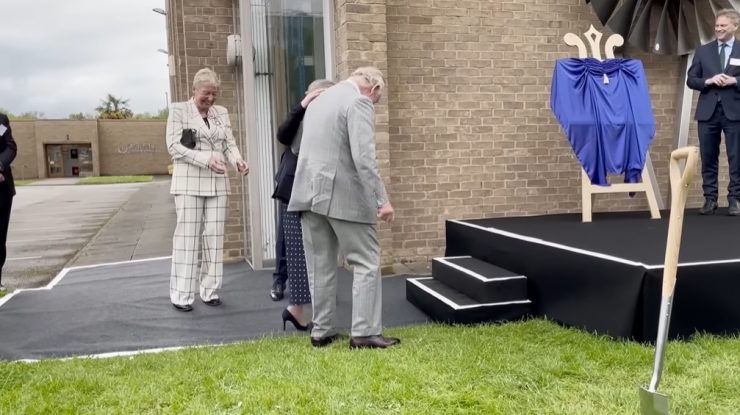 VIDEO. Regele Charles al III-lea a ajutat o femeie al cărei pantof s-a blocat în timpul vizitei la Universitatea Cambridge