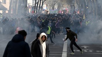 VIDEO. Proteste în Franța. Peste 100 de polițiști au fost răniți. Manifestanții au aruncat cu cocktail Molotov în forțele de ordine