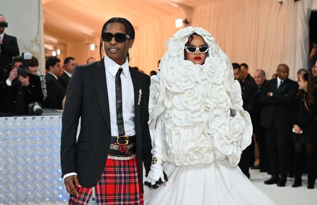 FOTO-VIDEO. Rihanna a vorbit la Met Gala despre a doua sarcină. Declarațiile artistei