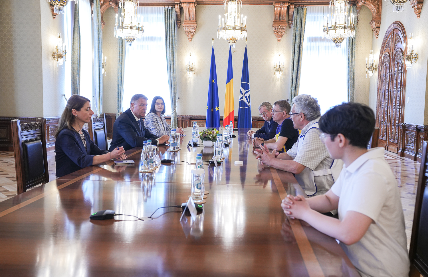 FOTO-VIDEO. Guvernul revine cu o nouă ofertă pentru profesori: 4.000 lei, în loc de 2.500 lei. Klaus Iohannis s-a întâlnit cu liderii sindicatelor din Educație