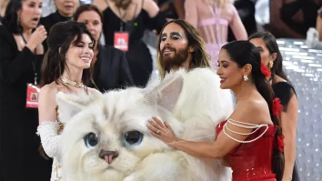FOTO. Choupette, pisica lui Karl Lagerfeld, nu a fost impresionată de costumul lui Jared Leto de la Met Gala
