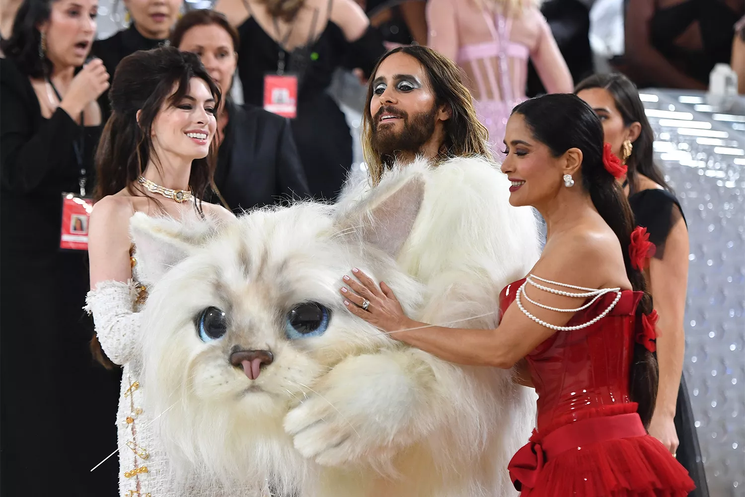 FOTO. Choupette, pisica lui Karl Lagerfeld, nu a fost impresionată de costumul lui Jared Leto de la Met Gala