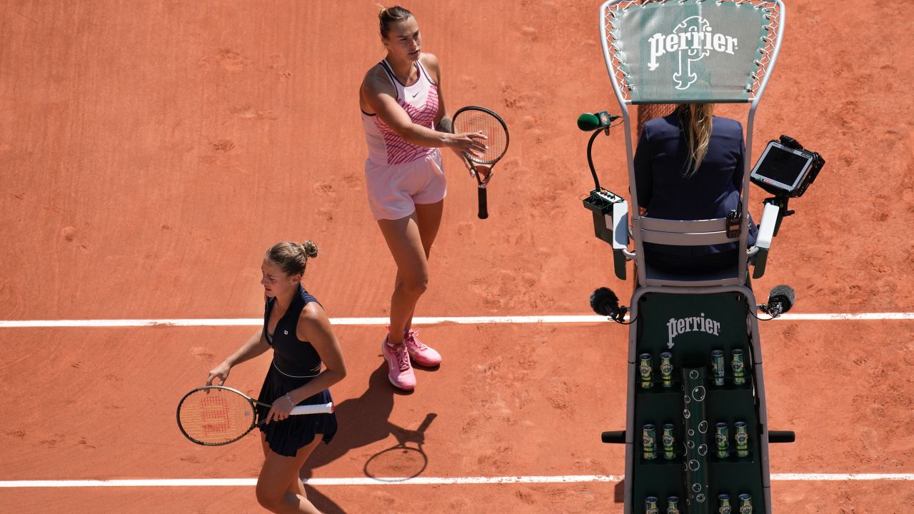 O jucătoare de tenis din Ucraina a fost umilită pentru că nu a dat mâna cu adversara din Belarus