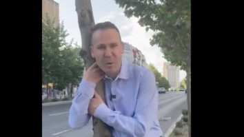 VIDEO. Robert Negoiță s-a filmat în centrul Capitalei luând în brațe un copac