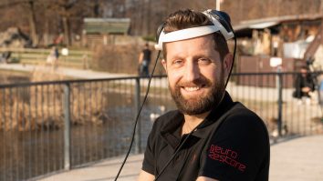 FOTO. Un bărbat paralizat poate merge din nou cu ajutorul unui implant pe creier și coloană vertebrală