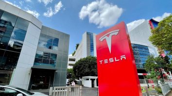 Noul proces de fabricare a mașinilor Tesla stârnește dezbateri între experții din industrie. Ce își dorește Elon Musk