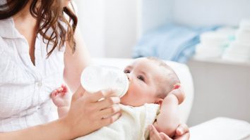 Un tată disperat din UK fură lapte praf pentru a-și hrăni bebelușul. Creșterea prețurilor afectează mai multe familii