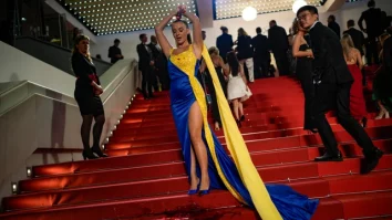 FOTO|VIDEO. Un nou protest la festivalul de la Cannes. O femeie care purta culorile drapelului ucrainean s-a stropit cu vopsea roșie