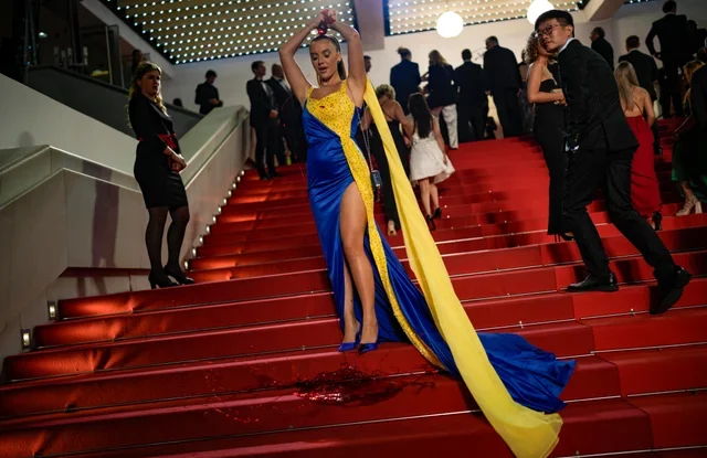 FOTO|VIDEO. Un nou protest la festivalul de la Cannes. O femeie care purta culorile drapelului ucrainean s-a stropit cu vopsea roșie