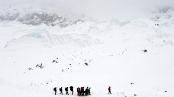 „Everest Man”: Un alpinist nepalez escaladează pentru a 27-a oară, un record, cel mai înalt vârf din lume