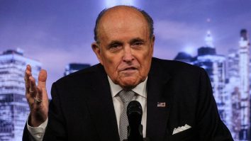 Rudy Giuliani îi cere unei angajate să păstreze tăcerea într-un proces și să nu vorbească cu FBI