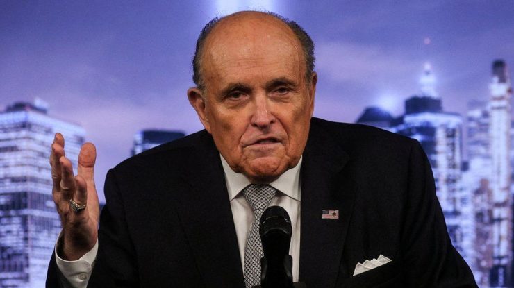 Rudy Giuliani îi cere unei angajate să păstreze tăcerea într-un proces și să nu vorbească cu FBI