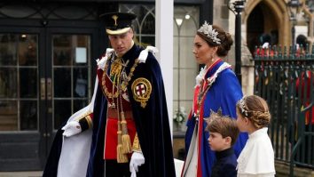 FOTO. Kate Middleton și Prințesa Charlotte și-au asortat ținutele la încoronarea regelui Charles al III-lea. Cum arată rochiile Alexander McQueen purtate de cele două