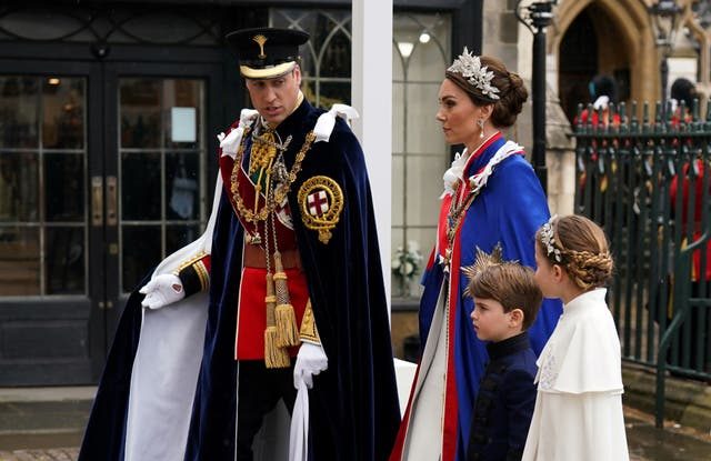 FOTO. Kate Middleton și Prințesa Charlotte și-au asortat ținutele la încoronarea regelui Charles al III-lea. Cum arată rochiile Alexander McQueen purtate de cele două