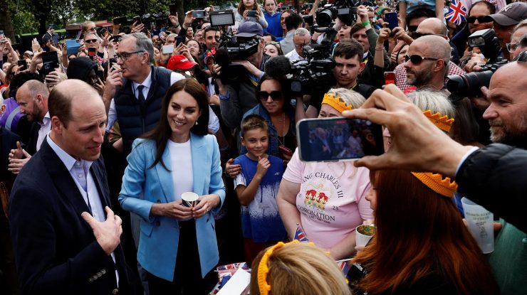 FOTO. William și Kate au băut cocktailuri cu fanii regali în Windsor înainte de concertul de încoronare
