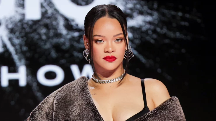 FOTO. Rihanna celebrează „magia” de a fi mamă, afișându-și burtica neacoperită în niște fotografii din timpul sarcinii
