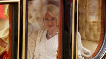 FOTO. Ținuta purtată de regina Camilla la  încoronare. Istoria bijuteriilor regale