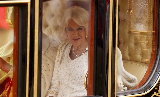 FOTO. Ținuta purtată de regina Camilla la  încoronare. Istoria bijuteriilor regale