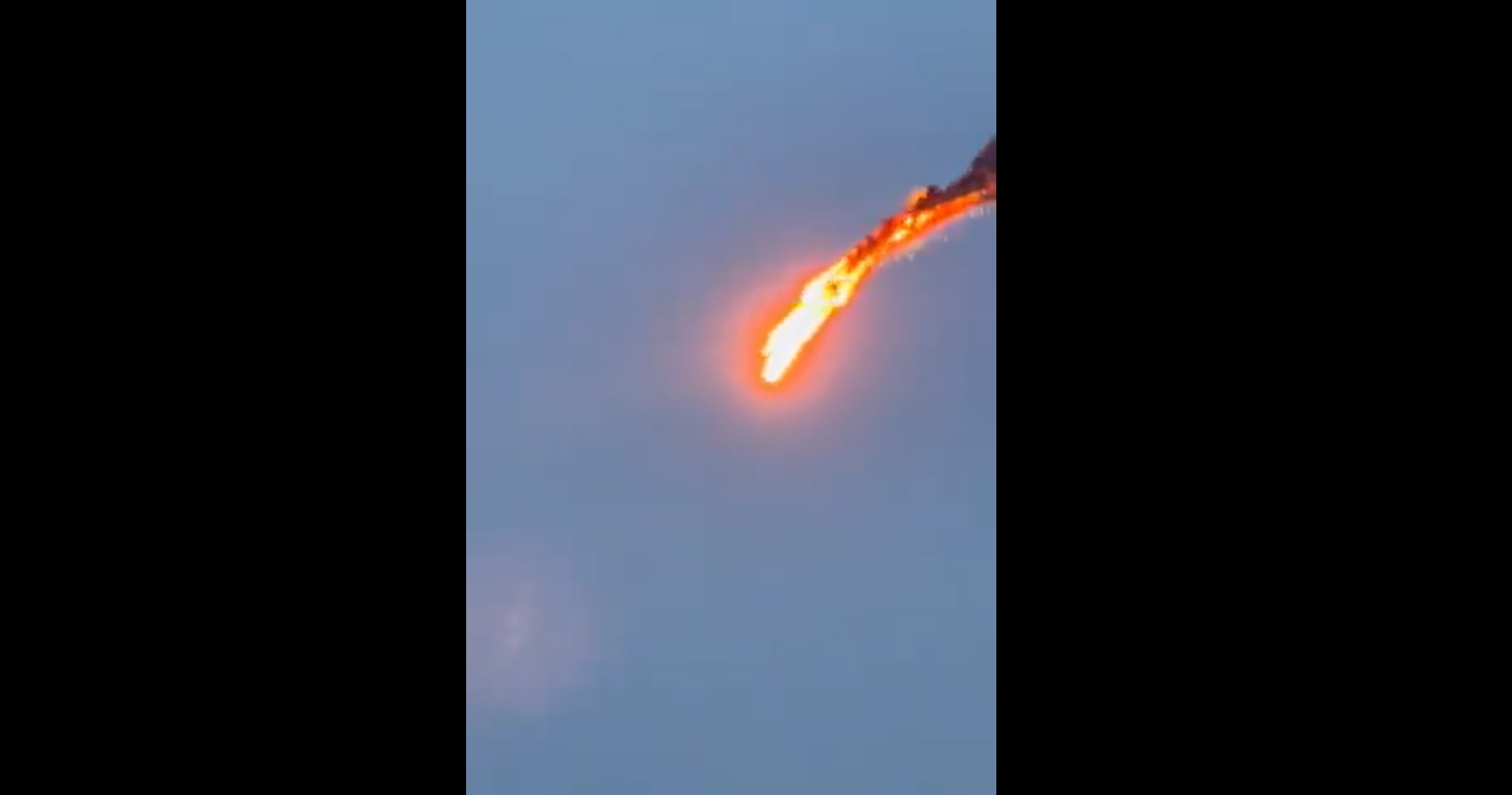 VIDEO. Imagini cu o dronă doborâtă de apărarea antiaeriană ucraineană. Incidentul a avut loc deasupra Kievului