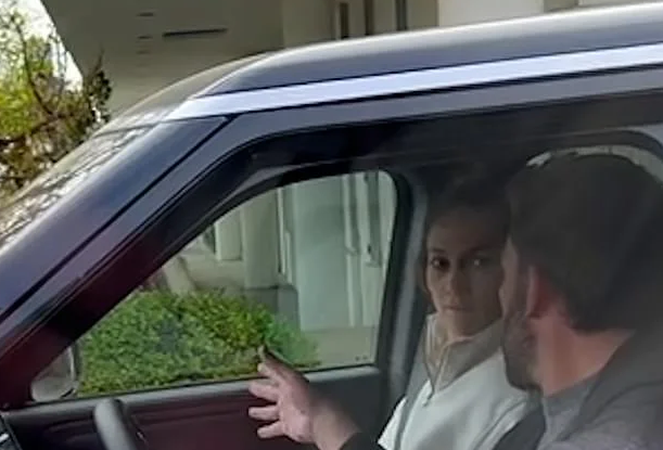 FOTO. Cum au fost surprinși Jennifer Lopez și Ben Affleck în public? Cei doi au avut un nou schimb de replici în trafic