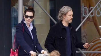 FOTO. Anne Hathaway și soțul ei, Adam Shulman, au fost surprinși la o plimbare în New York City, alături de fiul lor cel mic