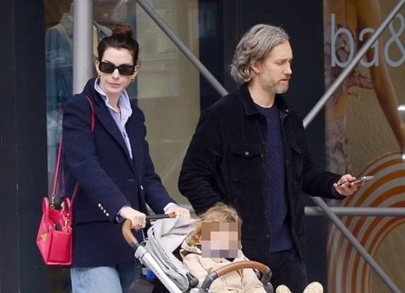 FOTO. Anne Hathaway și soțul ei, Adam Shulman, au fost surprinși la o plimbare în New York City, alături de fiul lor cel mic