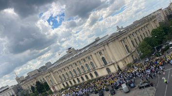 FOTO-VIDEO. Sindicatele din educație au organizat un protest cu 15.000 de participanți în Piața Victoriei. Revendicările angajaților din învățământ