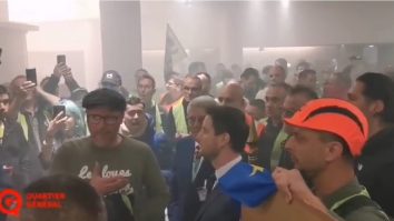 VIDEO. Proteste în Franța. Lucrătorii feroviari forțează un baraj rutier al poliției și invadează Champs-Élysées