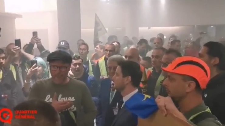 VIDEO. Proteste în Franța. Lucrătorii feroviari forțează un baraj rutier al poliției și invadează Champs-Élysées