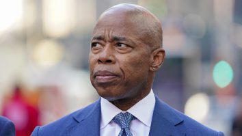 Primarul orașului New York, Eric Adams, îi susține pe Harry și Meghan în cazul urmăririi: „Este clar că presa, paparazzii, vor să facă o poză bună”