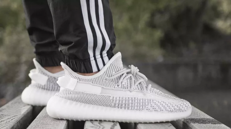 Adidas revine pe piață cu adidașii Yeezy. Compania încearcă să treacă dincolo de controversa cu Kanye West