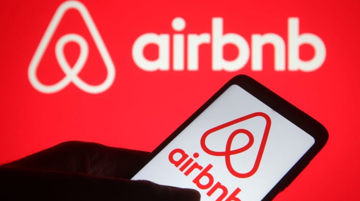 Acțiunile Airbnb scad cu 13%. Directorii avertizează asupra unei potențiale încetiniri a rezervărilor în al doilea trimestru