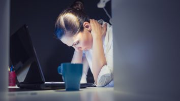 SONDAJ. Aproape jumătate din cei care fac parte din generația Z se simt stresați și anxioși la locul de muncă. Explicațiile oferite de angajați