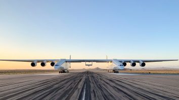 VIDEO. Cel mai mare avion din lume decolează din deșertul Mojave. Primul test de lansare a fost un succes